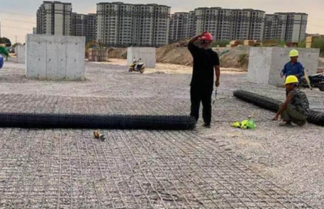 曲周土工格栅铺设前地基要怎么处理？